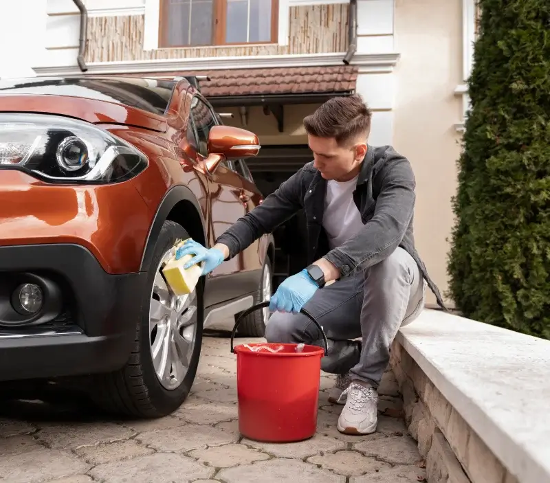 Lavage auto à domicile Saint-Mamet-la-Salvetat : professionnel intervenant sur un véhicule